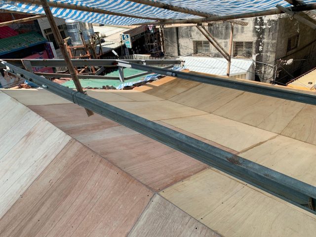 當整面屋頂的防水夾板安裝結束，就進入到後續的瓦作工程，屋頂的大木作工程在此告一段落。
